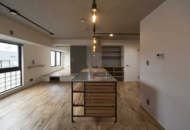 お部屋の中に圧倒的な存在感を放つキッチンが特徴的なこちらのお家。